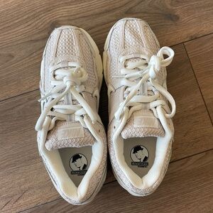 Nike Zoom Vomero 5 sneakers (US W 9)